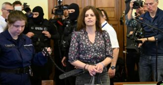 Copertina di Ilaria Salis agli arresti domiciliari a Budapest: avrà il braccialetto elettronico. Il padre: “Entusiasta”
