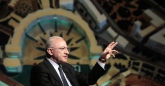 Copertina di Il Crescent è meglio di Positano: lo dice lo spot di De Luca