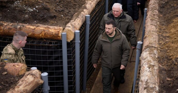 “Armi e missili a lungo raggio o dovremo ritirarci”: Zelensky torna a bussare alla porta di Biden. “Congresso Usa? Persi 6 mesi”