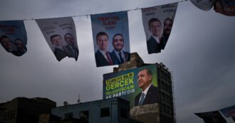 Copertina di Amministrative in Turchia, niente riconquista per il partito di Erdogan: l’opposizione è in vantaggio a Istanbul e ad Ankara