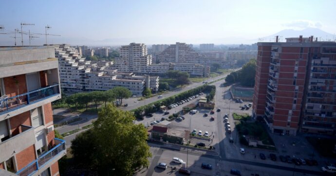 Aggressione omofoba a Scampia, un 23enne denuncia: “Insulti, sputi e cicche di sigarette spente addosso”