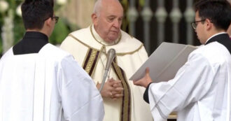 Copertina di Papa Francesco celebra la messa di Pasqua: le immagini da piazza San Pietro gremita di fedeli