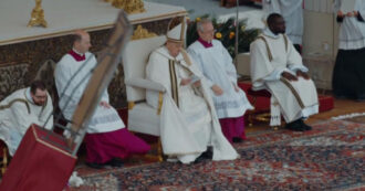 Copertina di Messa di Pasqua con Papa Francesco, il forte vento fa cadere il “Resurrexit”: gli inservienti accorrono per alzare l’icona sacra