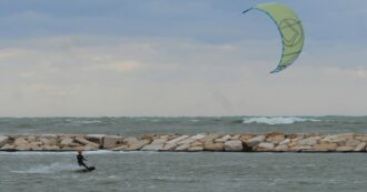 Copertina di “Strangolato dal cavo”: incidente mentre fa kitesurf, 63enne muore in mare davanti a un villaggio turistico di Vieste
