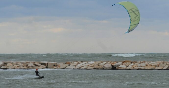 “Strangolato dal cavo”: incidente mentre fa kitesurf, 63enne muore in mare davanti a un villaggio turistico di Vieste