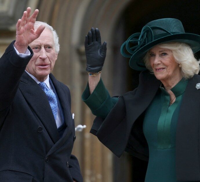 Re Carlo con Camilla alla messa di Pasqua a Windsor: è la principale apparizione pubblica dall’annuncio del cancro. Assenti William e Kate