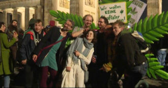 Copertina di Liberalizzazione cannabis, la gioia dei tedeschi al raduno sotto la Porta di Brandeburgo: “Finita la discriminazione di milioni di persone”