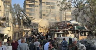Copertina di Israele attacca Damasco, l’edificio dell’ambasciata raso al suolo: le immagini dopo il raid