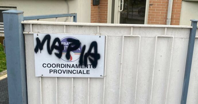 Tentato incendio alla sede di Rieti di Fratelli d’Italia, il coordinatore: “Nei giorni scorsi scritta infamante sulla targa”