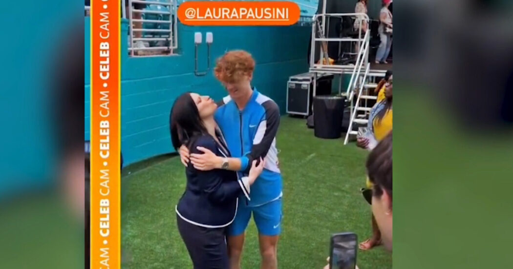 Laura Pausini cerca di baciare Sinner dopo la vittoria a Miami: la reazione del campione – Video