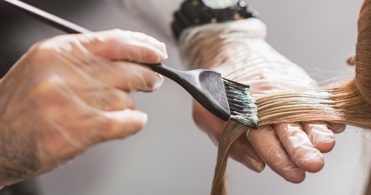 Attenzione ai prodotti per capelli: 26enne finisce in ospedale con un’insufficienza renale dopo aver provato la stiratura chimica dal parrucchiere