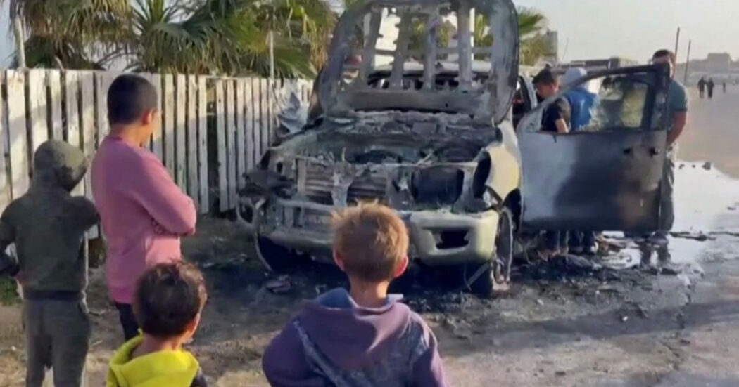 Gaza, il video dell’auto della ong statunitense distrutta dal raid aereo israeliano