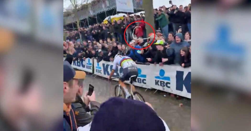Giro delle Fiandre, lanciano birra contro van der Poel durante la corsa. Gli organizzatori: “Pronti ad andare in Tribunale”