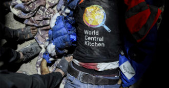 Copertina di Gaza, il fondatore di World Center Kitchen, José Andres: “L’attacco non è stato un errore. Israele? Non si vince affamando un popolo”