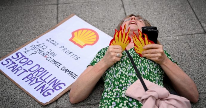 Copertina di Condannata a inquinare meno, Shell vuole smontare le accuse (e gli obblighi  “green”)
