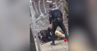 Copertina di Madrid, poliziotti manganellano due uomini neri disarmati: polemica dopo il video diffuso dall’ex deputato di Podemos
