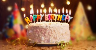 Copertina di Ordinano online la torta di compleanno: bimba di 10 anni muore dopo averne mangiato una fetta, la famiglia ricoverata in ospedale