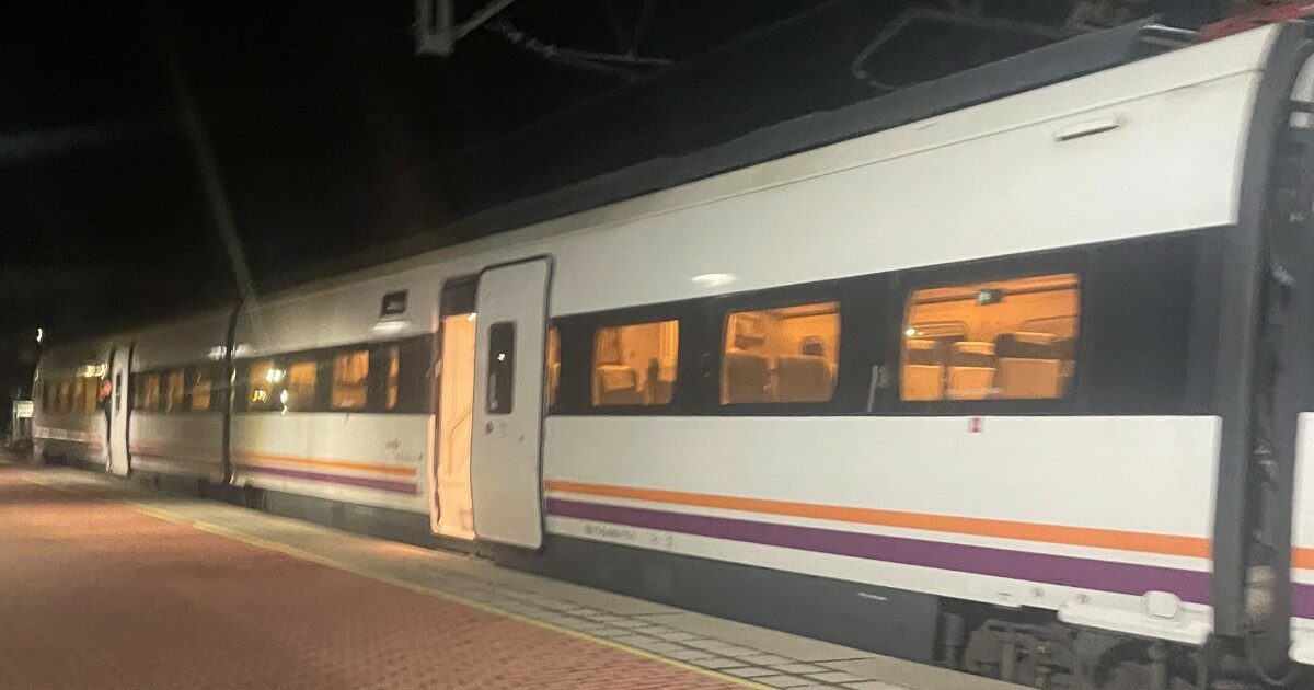 Il macchinista ha finito il turno e se ne va a casa lasciando decine di passeggeri bloccati sul treno: “Aveva sforato il tempo di guida pianificato”