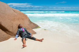 Copertina di Naufraghi per scelta: le vacanze nella Natura selvaggia di un’isola deserta sono la nuova tendenza. Ecco come funzionano