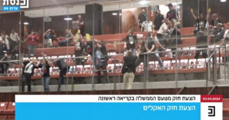 Copertina di Israele, i familiari degli ostaggi interrompono la seduta della Knesset: la protesta contro il governo con le mani dipinte di giallo