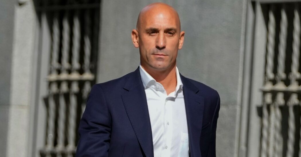 L’ex presidente della Federcalcio spagnola Luis Rubiales è stato arrestato: le accuse