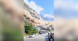 Copertina di Violento terremoto a Taiwan, la scossa provoca una grossa frana a Hualien: le immagini