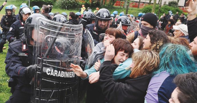 Copertina di Bologna, via 750 alberi per fare una scuola. Comitati e studenti in piazza: scontri e feriti