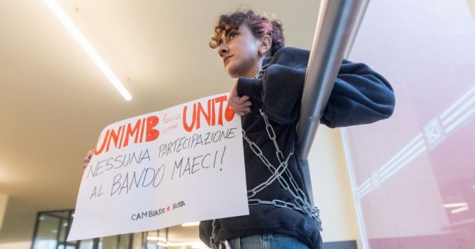 Studenti in catene alla Bicocca. Ma la rettrice non blocca i bandi