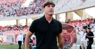 Copertina di Palermo, esonerato Corini: al suo posto Mignani. Ecco perché l’ex tecnico del Bari può allenare due squadre nella stessa stagione