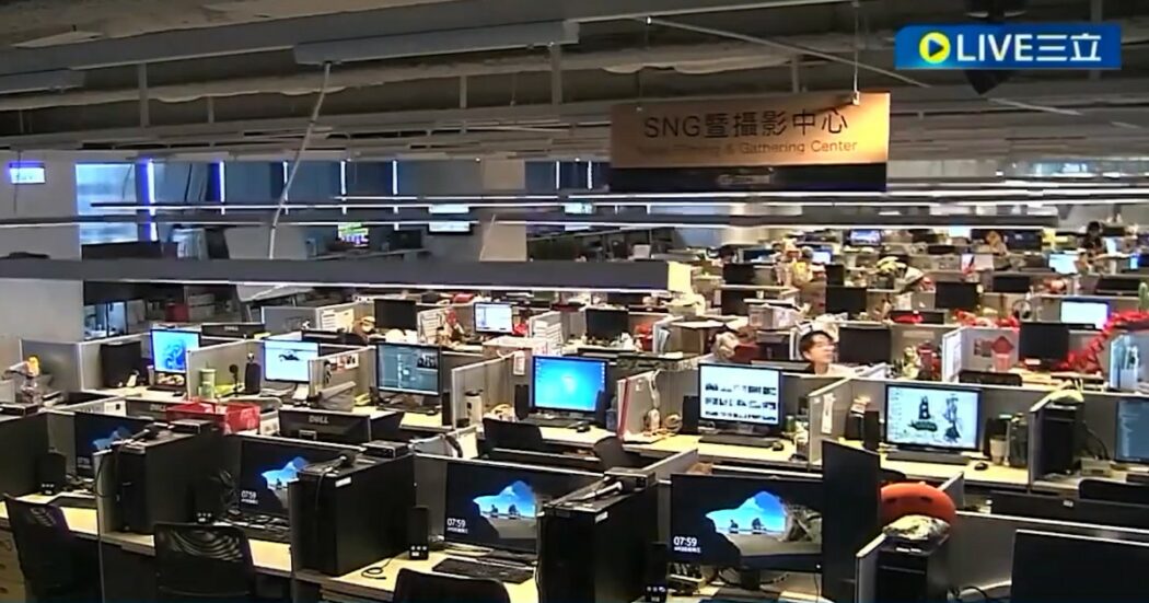 Terremoto a Taiwan, il momento della scossa ripreso in diretta in uno studio televisivo