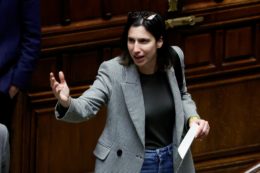 Copertina di Primarie a Bari, Elly in dubbio attacca: “No lezioni di moralità dai 5S”