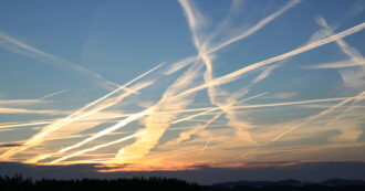 Copertina di Non “scie chimiche”, ma inseminazione delle nuvole: approvata in Tennessee la prima legge che vieta il rilascio di sostanze chimiche nell’aria
