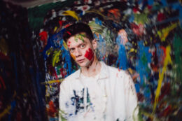 Copertina di Leon Faun, mezzo rapper mezzo attore: “Con la rabbia ho cercato di conviverci e mi ha dato forza. Giorgia Meloni? Non è un grande esempio”