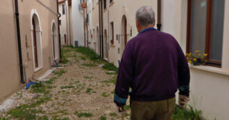 Copertina di 15 anni dal terremoto dell’Aquila, a Onna molte famiglie vivono ancora nei moduli provvisori: “Case pronte ma mancano i sottoservizi”