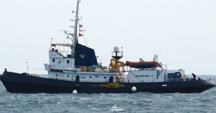 “Una motovedetta libica ha sparato contro la Mare Jonio mentre soccorrevamo alcuni migranti”
