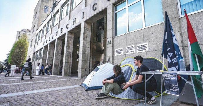 Politecnico, gli studenti in tenda contro il rettore