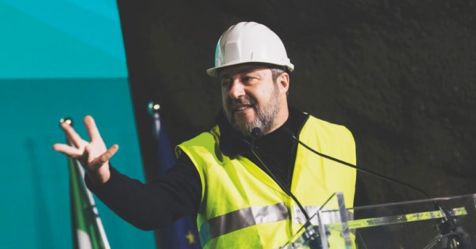 Copertina di Salvini disperato  studia l’ennesimo  condono edilizio 