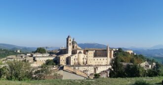 Copertina di Lo strano caso di Urbino: promosso capoluogo con meno di 15mila abitanti. Salgono stipendi ed eletti: più consiglieri che medici di base