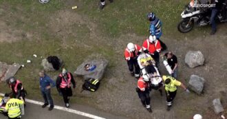 Copertina di Vingegaard, tremenda caduta al Giro dei Paesi Baschi: il re del Tour portato via in ambulanza, costole e clavicola rotti, stagione a rischio