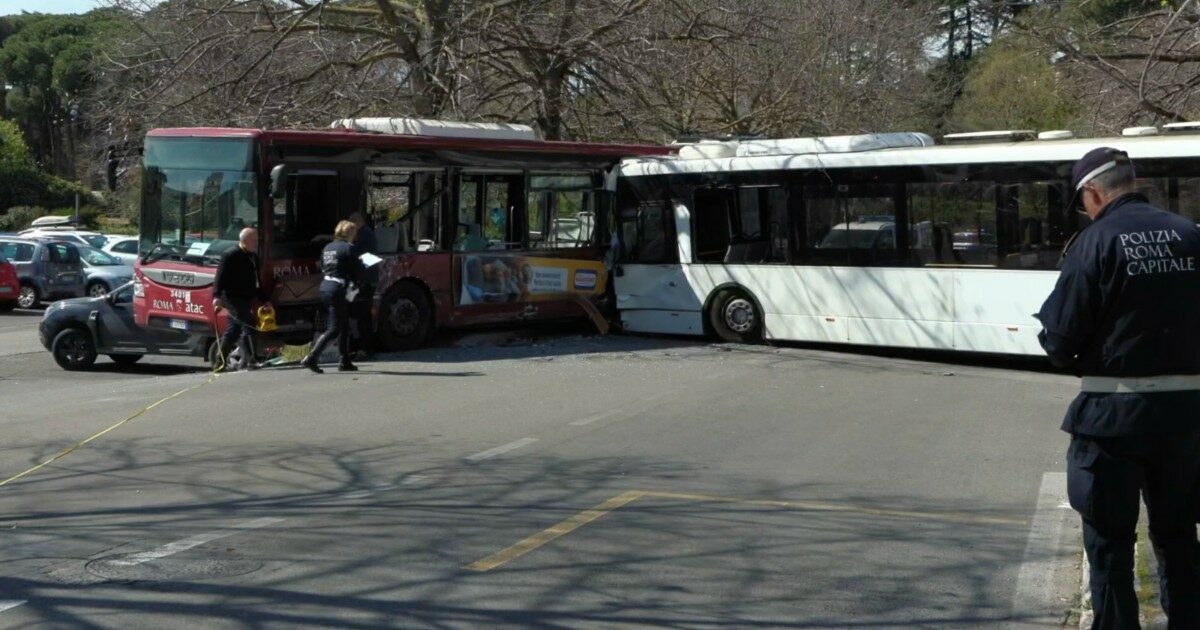 Incidente Tra Tre Bus A Roma 9 Feriti Nessuno In Pericolo Di Vita Nello Scontro Coinvolte 