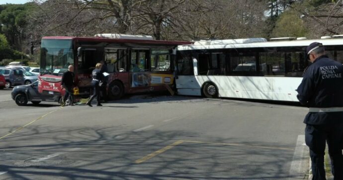 Incidente tra tre bus a Roma: 9 feriti, nessuno in pericolo di vita. Nello scontro coinvolte anche due auto