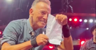 Copertina di Fan di 11 anni salta la scuola per andare con i genitori al concerto di Bruce Springsteen, il “Boss” le firma la giustificazione – VIDEO