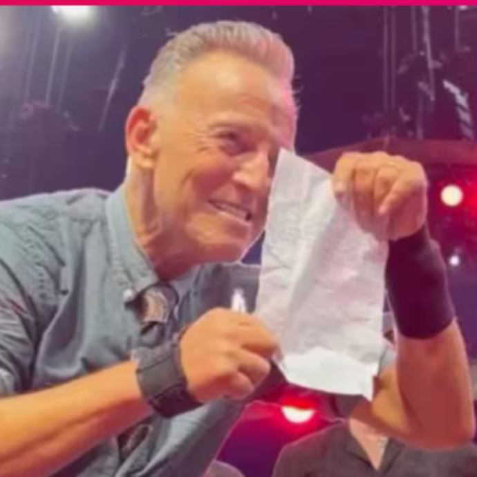 Fan di 11 anni salta la scuola per andare con i genitori al concerto di Bruce Springsteen, il “Boss” le firma la giustificazione – VIDEO