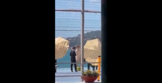 Copertina di Jannik Sinner oscurato da coperte e ombrelloni in Liguria. Obiettivo? Blindarlo dai curiosi