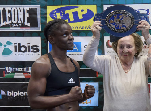 Boxe, dalla palestra popolare al sogno del titolo europeo. La storia dell’infermiera Pamela Malvina: “Sul ring porto le difficoltà che ho combattuto”