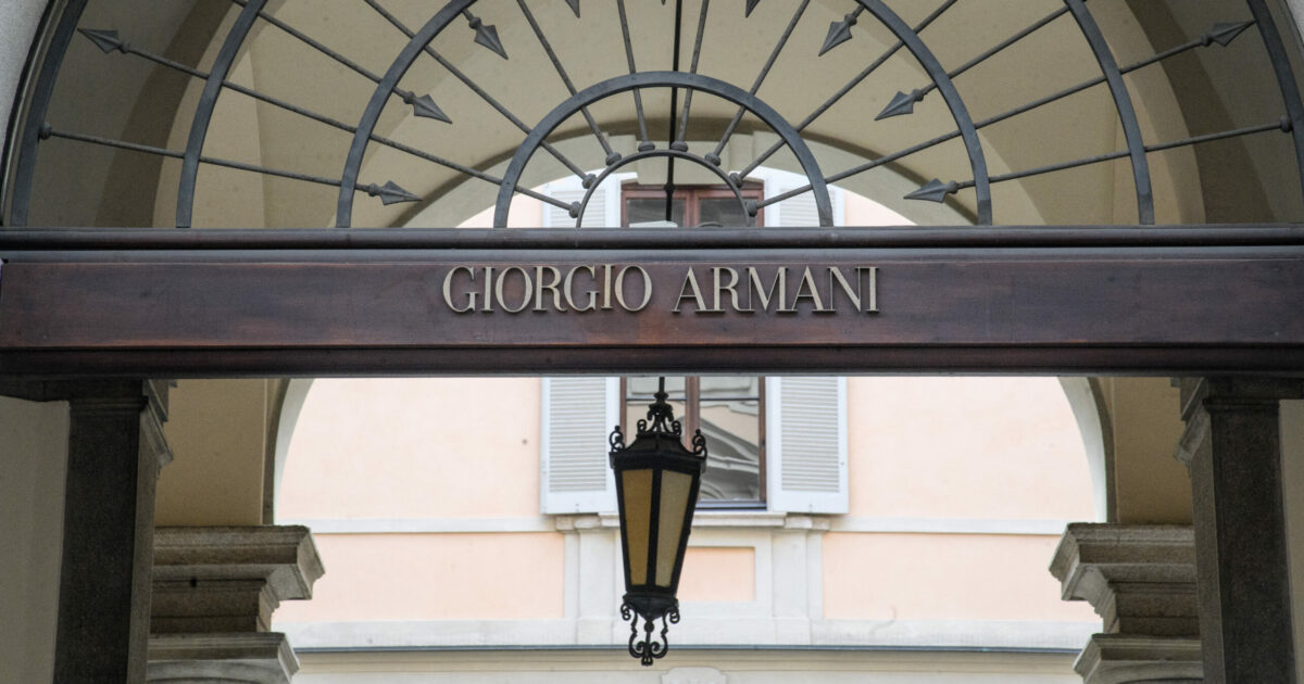 Valori etici dichiarati ma lavoro nero e sicurezza carente: Antitrust multa Armani per 3,5 milioni. La maison si difende: “Decisione ingiusta, faremo ricorso”