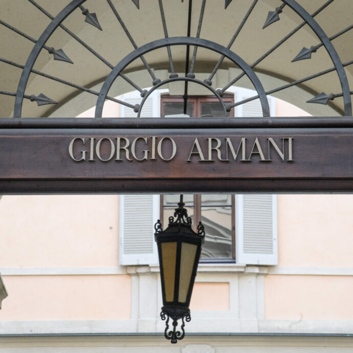 Valori etici dichiarati ma lavoro nero e sicurezza carente: Antitrust multa Armani per 3,5 milioni. La maison si difende: “Decisione ingiusta, faremo ricorso”