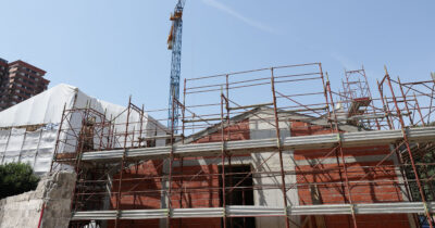 Copertina di Condono edilizio in Campania: nuovo scontro FdI-opposizioni. Piantedosi: “La sanatoria è ok solo per i migranti?”