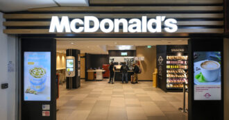 Copertina di McDonald’s compra tutti i suoi franchising in Israele per limitare i danni del boicottaggio pro Palestina