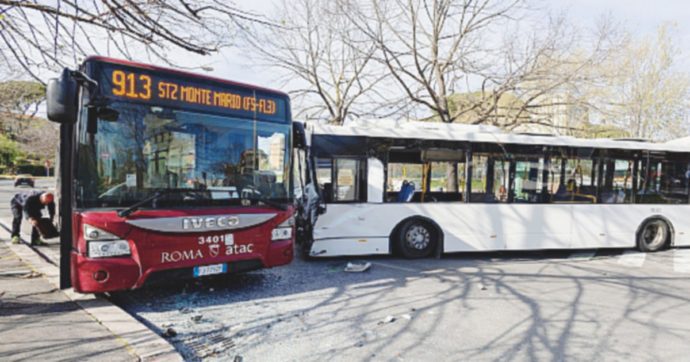 Copertina di Scontro tra bus Roma: 9 feriti Anche una neonata di 2 mesi